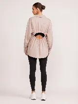 Camisa blanca de popelina oversize con cuello clásico, cierre frontal de botones y mangas largas con puños.