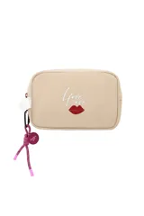 Necessaire rectangular de color beige con cierre superior. Presenta un estampado frontal con la palabra 'Love' en tipografía cursiva y un ícono de labios rojos. Incluye un tirador de cierre con cordón decorativo y un dije circular con la marca.