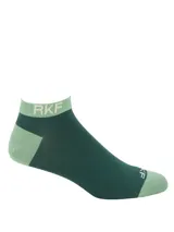 Medias cortas de fibra de bambú en color verde oscuro con detalles en verde claro en el talón, puntera y borde superior. Presentan el logo de la marca RKF tejido en el borde superior y en la puntera.