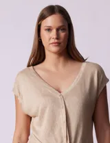 Blusa color beige de modal con escote en V, abertura central con botones y ruedo anudado. Marca French Laundry.