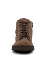 Bota baja de gamuza marrón, con cordones oscuros y suela de poliuretano a tono.