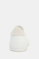 Zapatillas deportivas blancas con detalle de pespuntes a contraste y cordones.