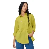 Camisa verde de manga larga con cuello clásico, bolsillo en el pecho y cierre con botones.