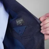 Saco de lana azul con solapas de muesca, cierre de dos botones, bolsillos laterales con solapa y bolsillo en el pecho.