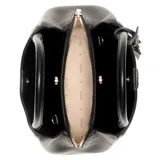 Cartera Guess modelo Meridian II, de diseño estructurado en color negro con acabado texturizado. Presenta doble asa de mano, correa ajustable y extraíble, y detalle de logo triangular metálico en el frente junto con un charm colgante.