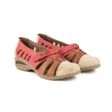 Zapato guillermina artesanal confeccionado en cuero, diseño multicolor combinando tonos beige, rojo y marrón, con perforaciones laterales, tiras en el empeine con hebilla metálica y suela baja con cámara de aire.