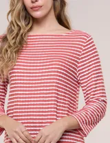 Blusa de manga tres cuartos color verde con rayas horizontales blancas, escote bote y ruedo curvo.