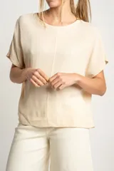 Blusa color crema de poliéster con mangas cortas y corte holgado.