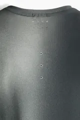 Remera deportiva de manga corta con tecnología DryMove, de corte estándar y cuello redondo, en tono gris con efecto degradado y detalles reflectantes.