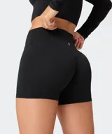 Short deportivo de color azul marino, tiro alto con cintura ancha y diseño ajustado, con una longitud de entrepierna corta.