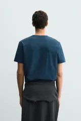 Camiseta de corte regular fit en color blanco, con cuello redondo y mangas cortas.