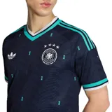 Camiseta de fútbol Adidas de la selección de Alemania, modelo Away. Diseño en color azul marino con patrón sutil de rombos, detalles en verde agua y blanco en cuello y mangas, logo de Adidas Originals y escudo de la federación alemana.