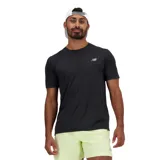 Remera negra de manga corta para hombre, marca New Balance, modelo Athletics. Confeccionada en tejido de punto de poliéster con tecnología NB ICEx de secado rápido y logo estampado en el pecho.