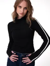 Remera de manga larga ajustada al cuerpo, color negro, con cuello alto y detalle de franja blanca lateral en las mangas. Incluye aberturas para el pulgar en los puños.