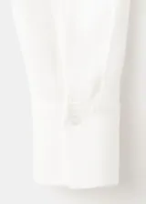 Camisa oversize blanca de lyocell, con mangas largas y cierre frontal de botones.