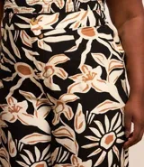 Pantalón de mujer de corte recto confeccionado en crepé de viscosa y poliamida con estampado floral.