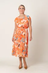 Vestido midi de gasa estampada con flores en tonos naranja, celeste y marrón. Tiene falda plisada y cordón en la cintura.
