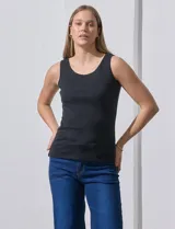 Musculosa negra de algodón con cuello redondo y corte clásico.