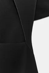 Top de cuello redondo y manga corta, con diseño liso y detalle de abertura (cut out) en la espalda.