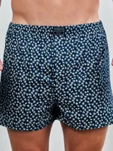 Bóxer de algodón blanco con estampado de flores pequeñas color celeste, con cintura elástica y logo de la marca en el centro.