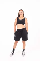 Musculosa negra de algodón grueso elastizado con estampa en el frente.