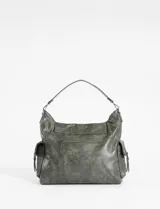 Cartera tipo hobo de cuero vegano color verde musgo, con diseño de tapa frontal, bolsillos laterales con solapa y cierre principal. Incluye correa corta para el hombro y correa regulable extraíble.