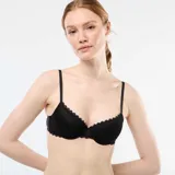 Sujetador balconet negro de encaje con relleno y tirantes finos ajustables.