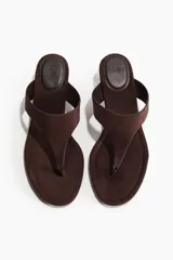 Sandalias H&M con acabado suave, diseño de dedo con punta oblicua, tira fina en el empeine y taco kitten parcialmente forrado.