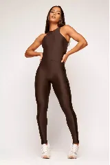 Enterito deportivo de mujer color marrón oscuro, ajustado al cuerpo, con cuello redondo y espalda descubierta con detalle de textura tipo colmena.