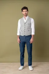 Chaleco de vestir gris claro en lana con solapa, cuatro bolsillos frontales con botón y cierre frontal con botones. Marca Club House.