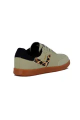 Championes deportivos Pony modelo Moma para mujer, de color blanco con detalles en beige, puntera de gamuza gris y suela de goma caramelo.