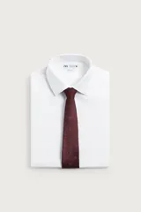 Corbata ancha de seda color bordó con pequeño estampado tipo paisley en azul marino.