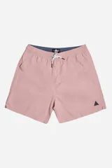 Short de baño color mostaza, de tela ligera y secado rápido, con cintura elástica y cordón de ajuste blanco. Posee bolsillos laterales y uno trasero, y un pequeño logo de goma en la parte inferior derecha.