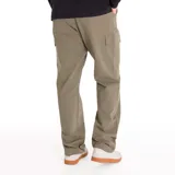 Pantalón de hombre Caterpillar, color verde oliva, corte recto, con bolsillos laterales tipo cargo, bolsillos traseros con solapa y bragueta con cierre de cremallera y botón. Confeccionado en tejido de sarga de algodón.