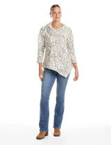 Buzo de tejido soft labrado con diseño floral, cuello volcado con detalle de botones en la solapa, mangas tres cuartos con hombros caídos y ruedo asimétrico en punta.