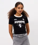 Remera de algodón con elastano, corte ajustado, cuello redondo y mangas cortas. Presenta un diseño en color negro con cuello blanco y vivos laterales blancos. Incluye estampa frontal del personaje Kuromi con detalles gráficos y texto.