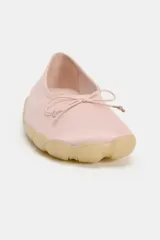 Zapato tipo bailarina deportiva de color negro, con suela de goma y detalle de lazo en la puntera redonda.