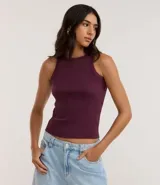 Musculosa básica femenina color bordó, confeccionada en malla rib de algodón con cuello redondo y textura acanalada.