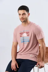 Remera blanca de manga corta y cuello redondo, con estampa frontal inspirada en el mar y atardeceres de verano con la inscripción 'Travel. Beach. Repeat.' y 'Legacy'.