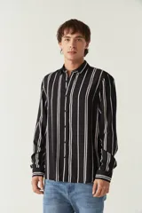 Camisa de manga larga a rayas verticales blancas y negras, con fit regular y logo bordado. Confeccionada en viscosa.