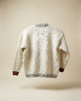 Buzo de punto color crema con diseño de caballo tejido en el frente, con detalles de flecos en la crin. Presenta cuello redondo, mangas largas y puños en color marrón contrastante.