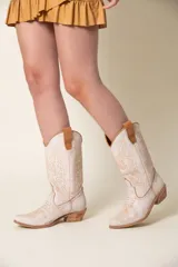 Botas texanas color marrón claro de cuero vacuno con diseño bordado en color blanco.