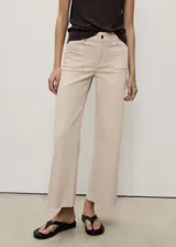 Pantalón estilo jeans de corte wideleg, color beige, con tiro medio, cierre de botón y cremallera, trabillas para cinturón y dos bolsillos de parche frontales.