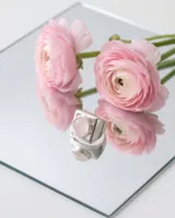 Anillo de plata 925 con diseño geométrico cuadrado y piedra central de cuarzo rosa.