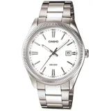 Reloj de pulsera Casio con caja y malla de acero inoxidable en tono plateado. Presenta una esfera blanca minimalista con indicadores de hora en relieve, manecillas luminiscentes y ventana de fecha a las tres en punto. Cuenta con un bisel estriado y cierre desplegable.