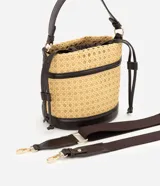 Cartera tipo bucket Satinato, confeccionada en paja tramada con detalles en poliuretano negro, cierre superior ajustable con cordón y forro interno de poliéster. Cuenta con asa de mano y correa larga transversal ajustable.