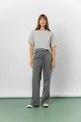 Pantalón blanco de silueta amplia y caída fluida, con cintura alta elastizada y lazo regulable con terminaciones metálicas.