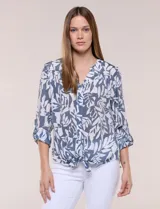 Blusa Hope & Harlow de gasa estampada con patrón floral en tonos azul y blanco, escote en V con botones frontales, mangas largas regulables y nudo decorativo en el ruedo.