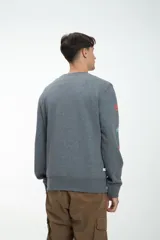 Buzo gris melange de corte clásico con cuello redondo y puños y cintura acanalados. Estampa pequeña en el pecho con la frase "Seek Inner Balance".