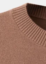 Jersey de punto color marrón tostado, con cuello redondo, manga larga y diseño recto.